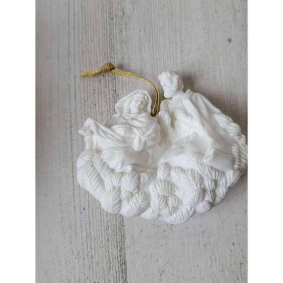 Hallmark 2001 nativity scene white ceramic ornament Xmas - Picture 1 of 7